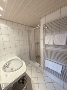 Zimmer mit Badezimmer
