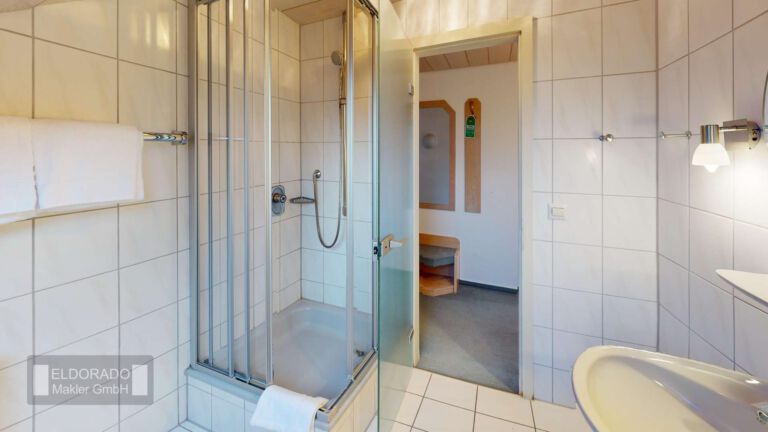 Zimmer mit Badezimmer