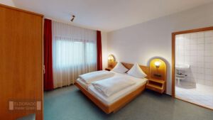 Zimmer mit Badezimmer