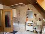 Kapitalanleger aufgepasst: Mehrfamilienhaus in Egenhausen mit 6,9% Rendite + enormen Ausbaupotenzial - Dachgeschoss - Badezimmer